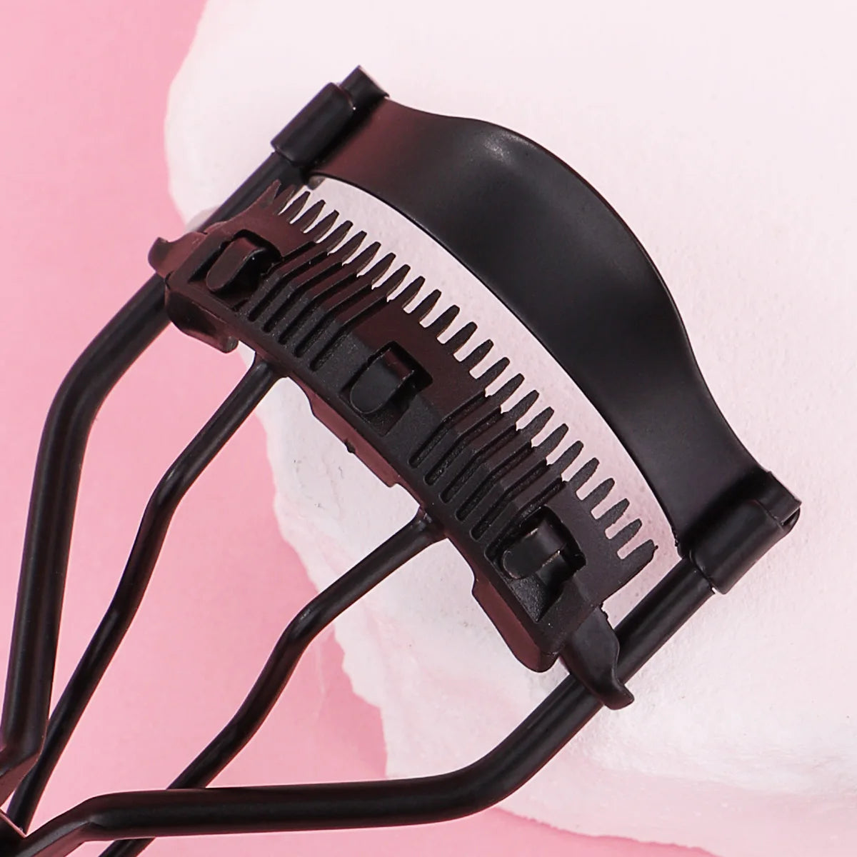 1 portable eyelash curler with 5 silicone pads, stainless steel eyelash curler, permanently shaping big eyes.